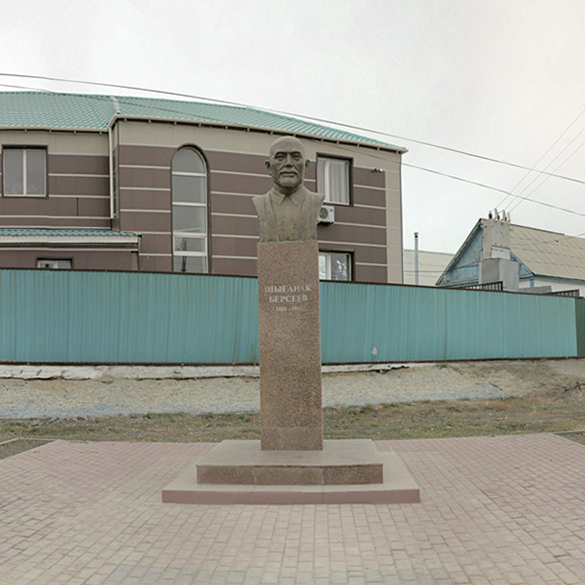 Памятник-бюст Ш.Берсиева