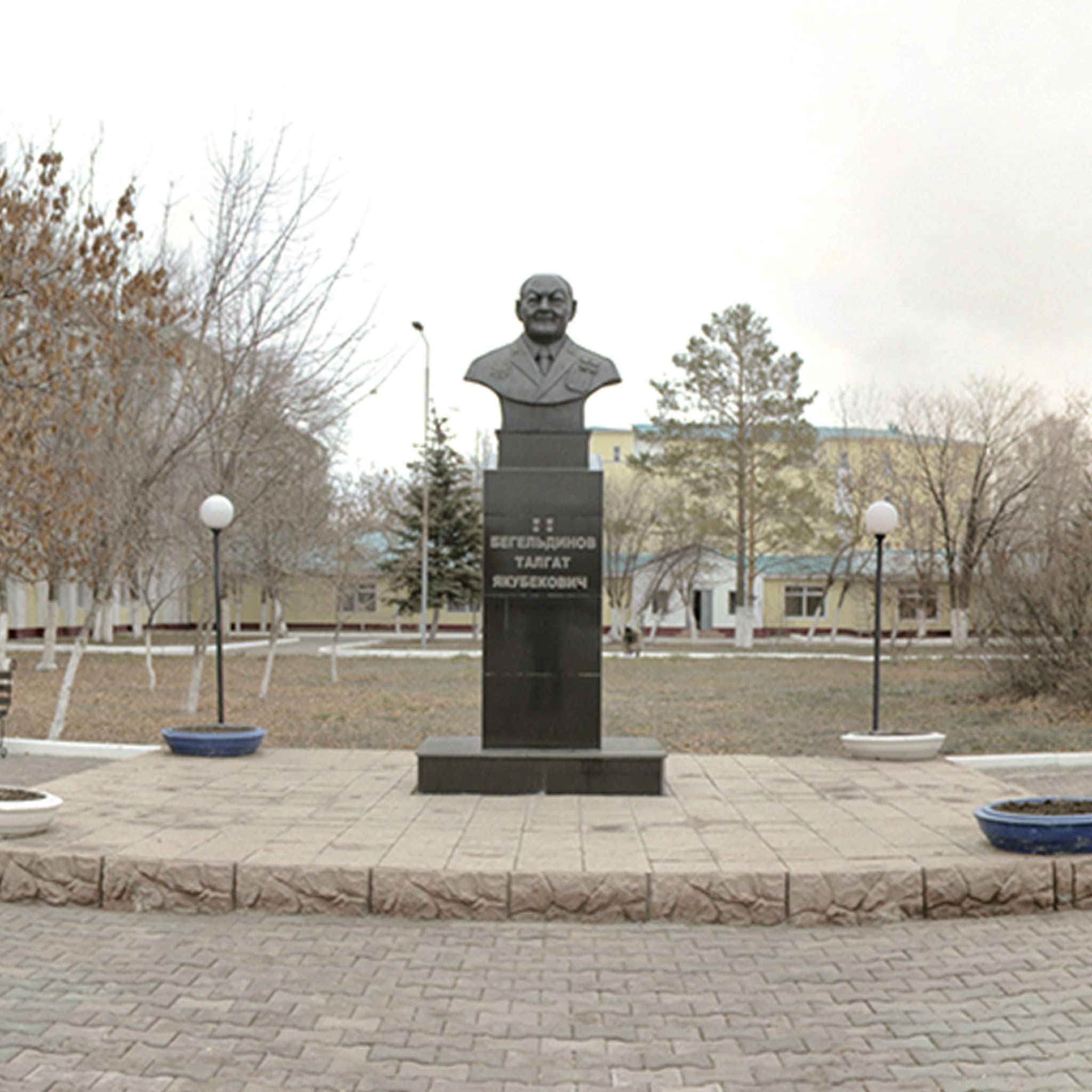 Памятник-бюст дважды Героя Советского Союза Т.Бигельдинова