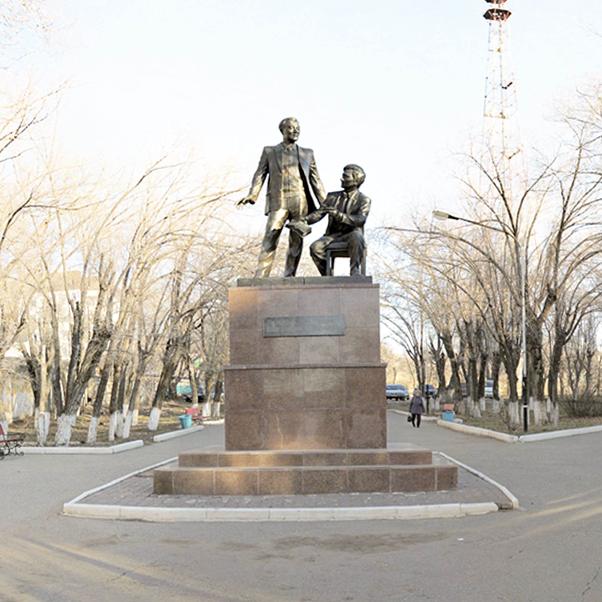 Памятник классикам казахской литературы Т.Ахтанову и К.Шангытбаеву