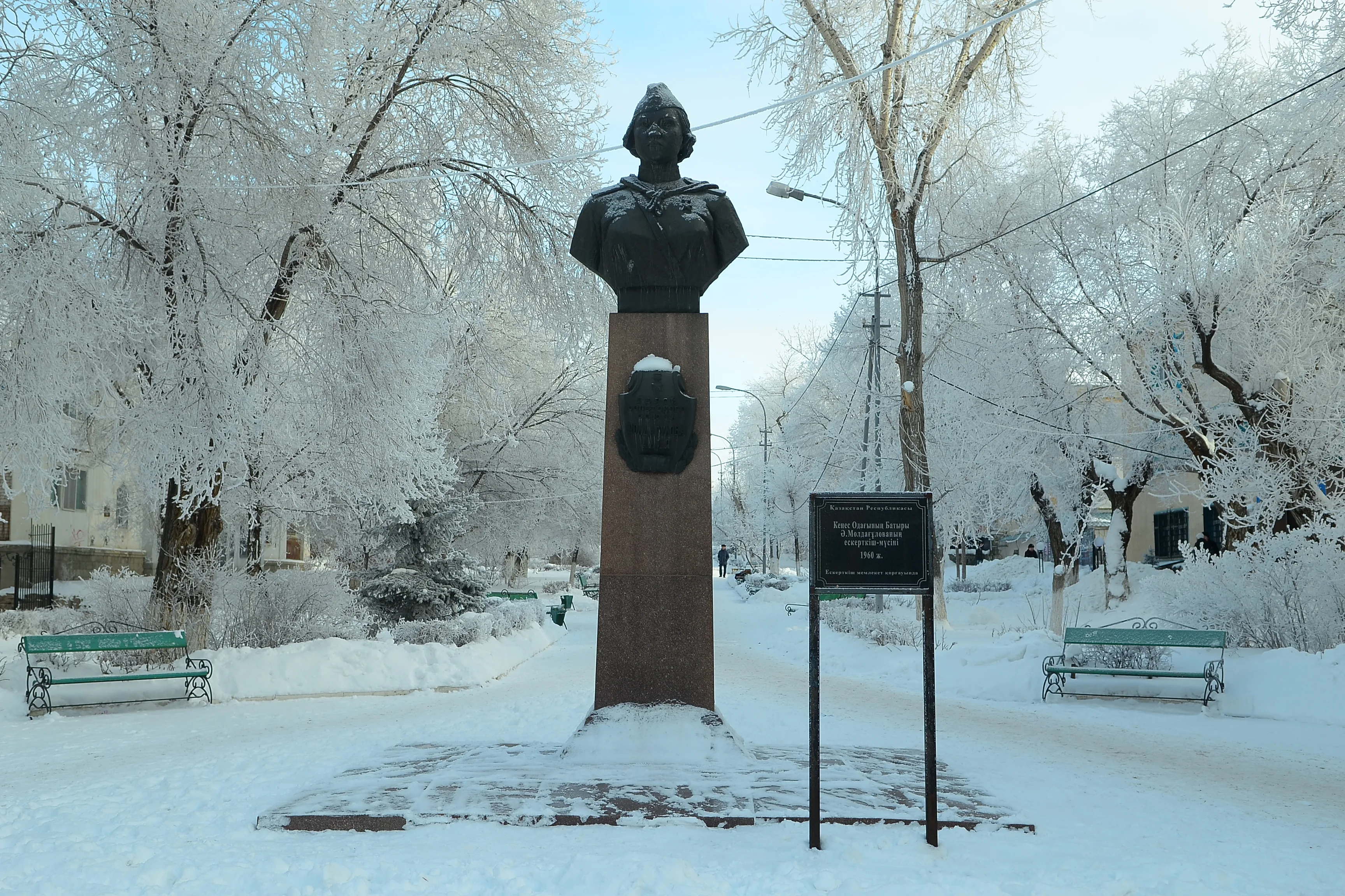 Памятник-бюст героя Советского Союза Алии Молдагуловой