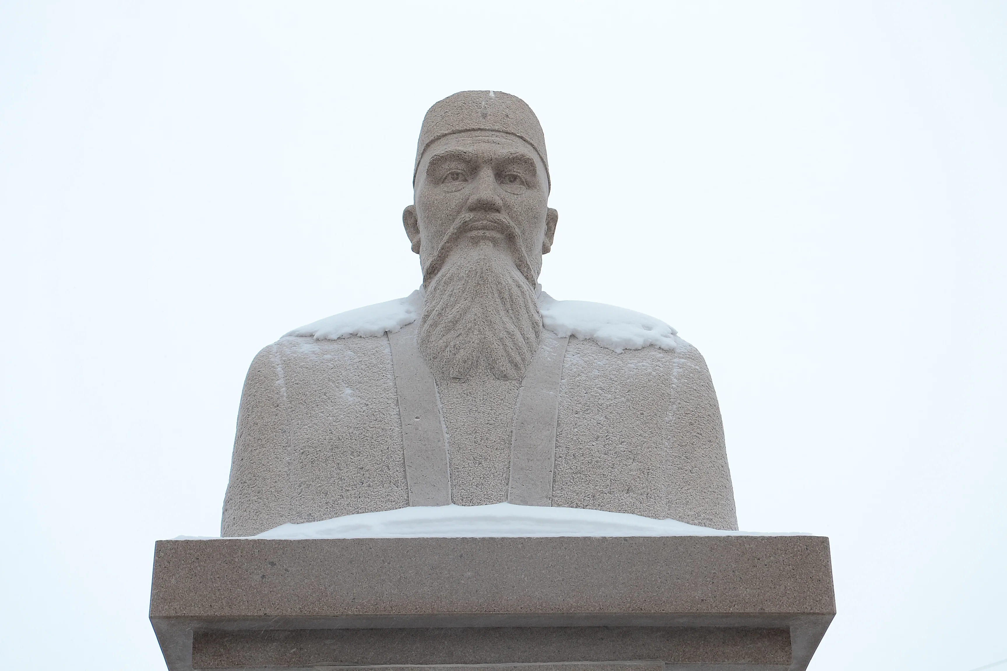 Мөңке би Тілеуұлы ескерткіш-мүсіні
