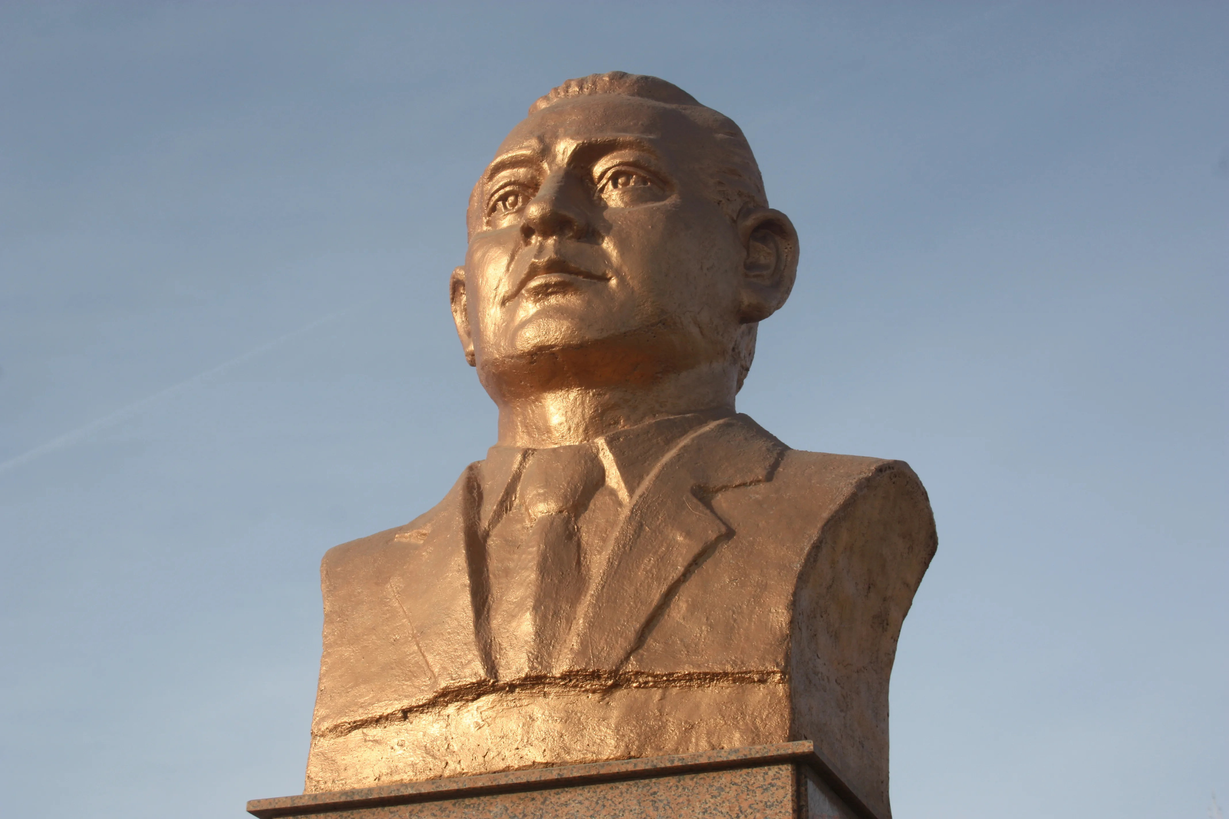 Памятник-бюст А. Смагулова