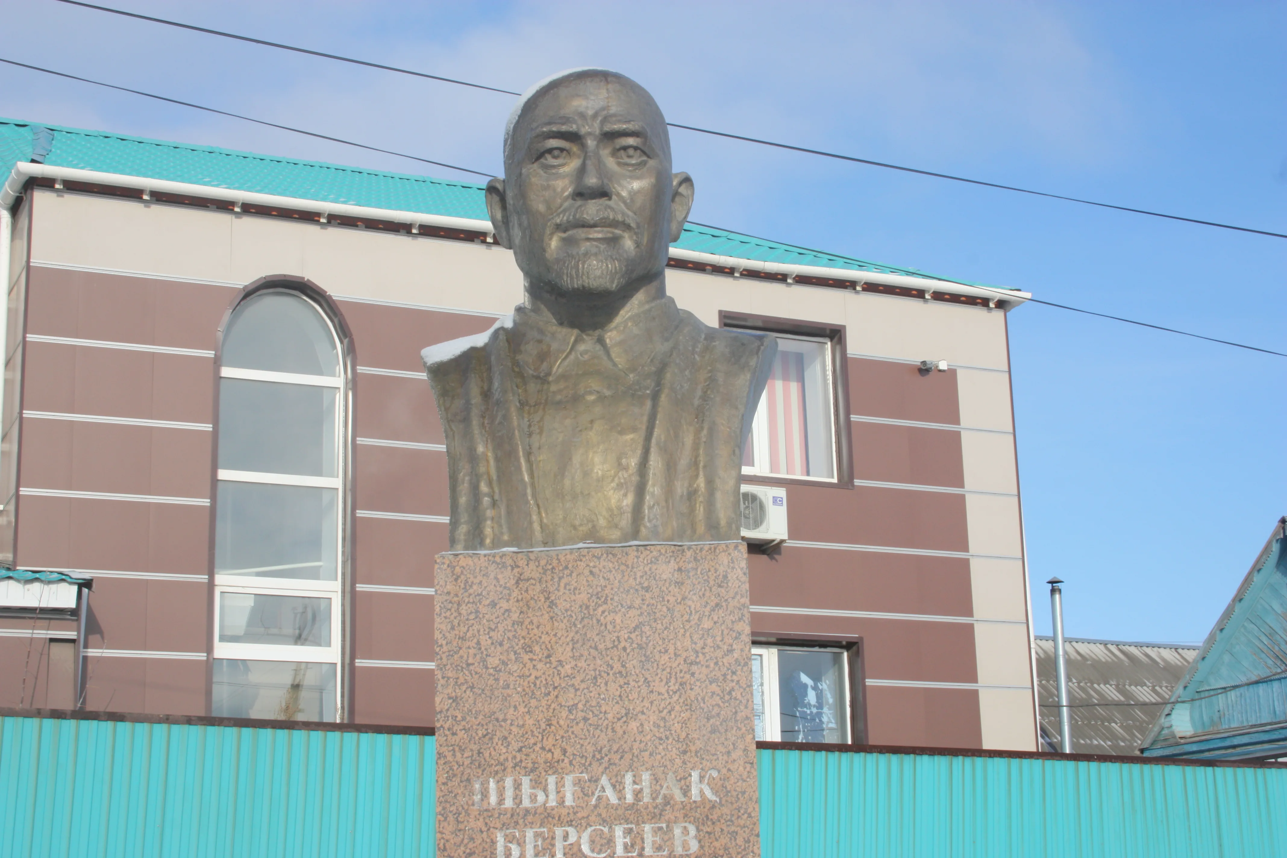 Ш. Берсиев ескерткіш-мүсіні
