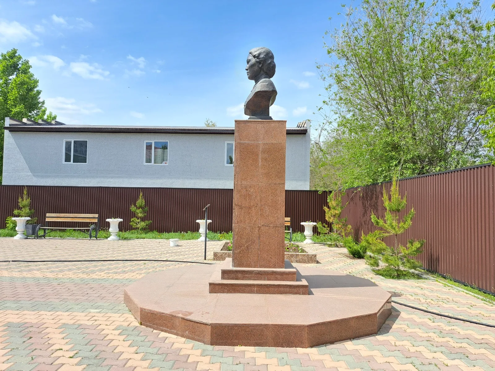 Monument-bust to M. Mametova
