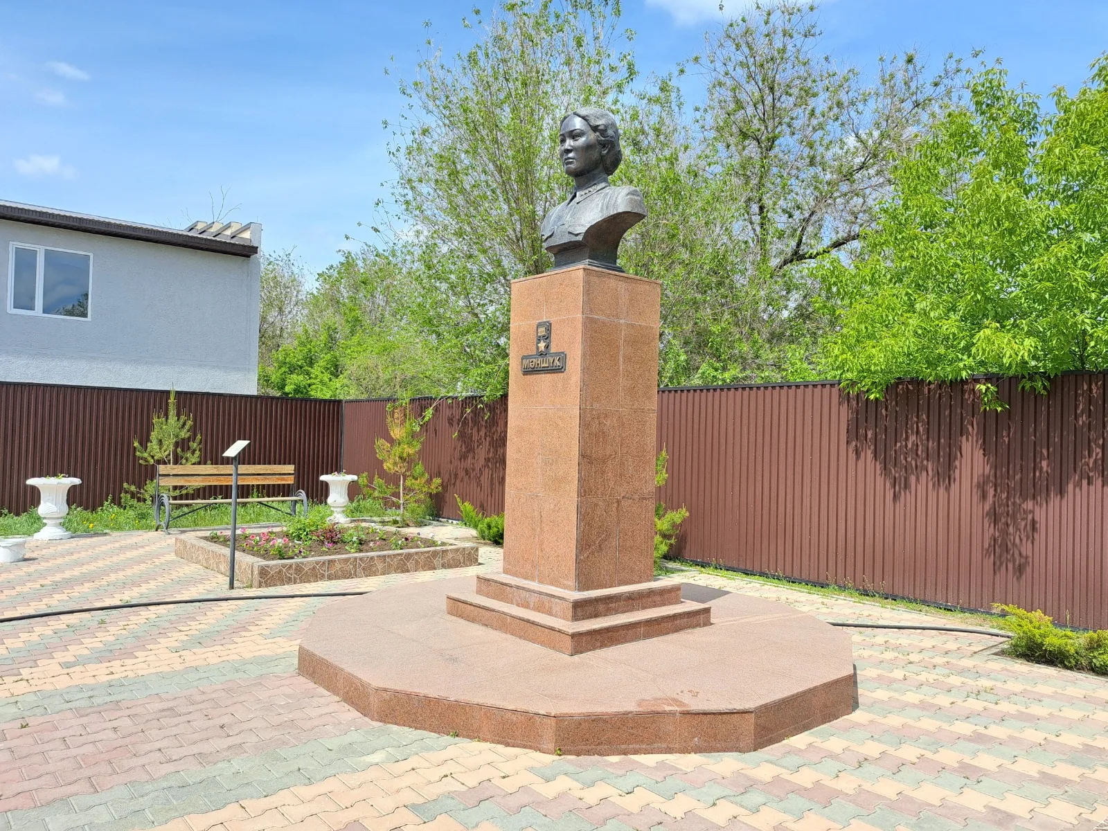 Monument-bust to M. Mametova