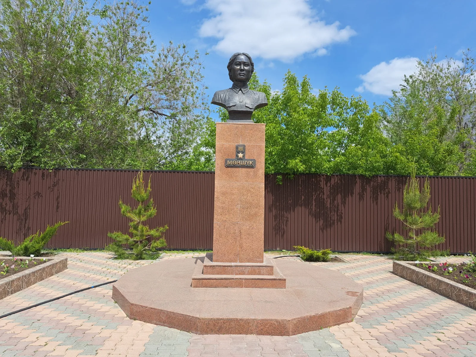 Monument-bust to M. Mametova