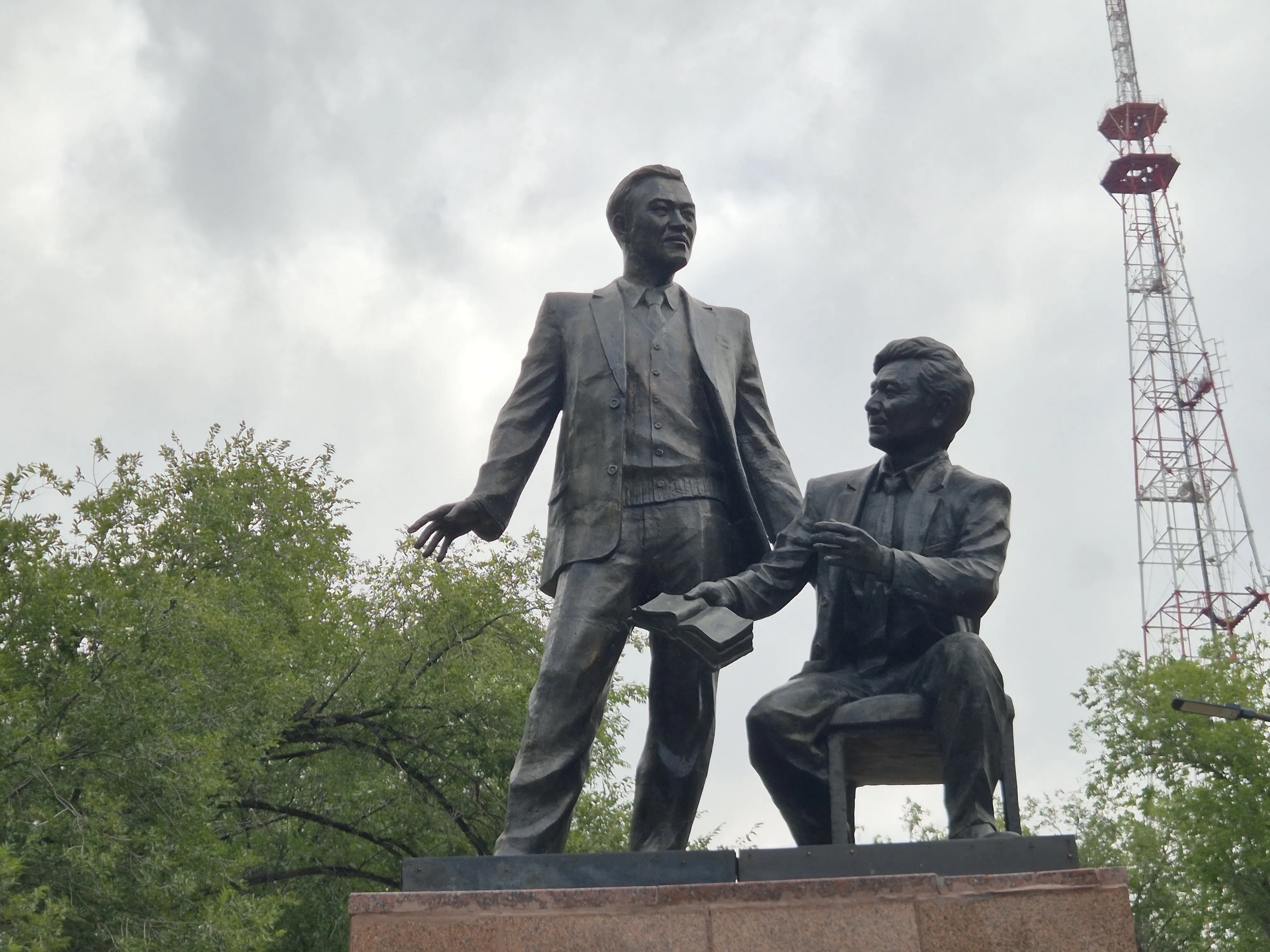 Памятник Т. Ахтанову и К. Шангытбаеву