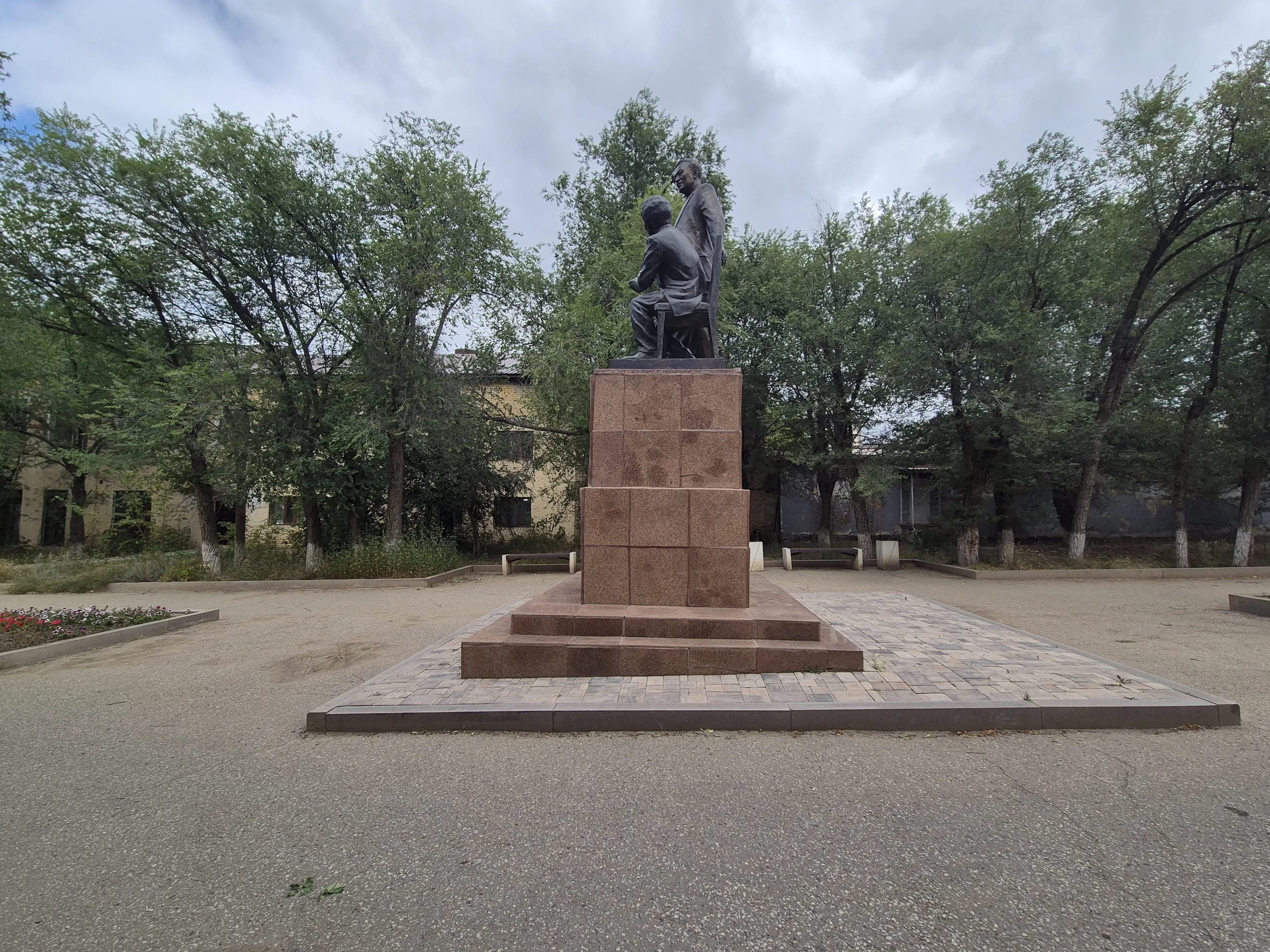 Памятник Т. Ахтанову и К. Шангытбаеву