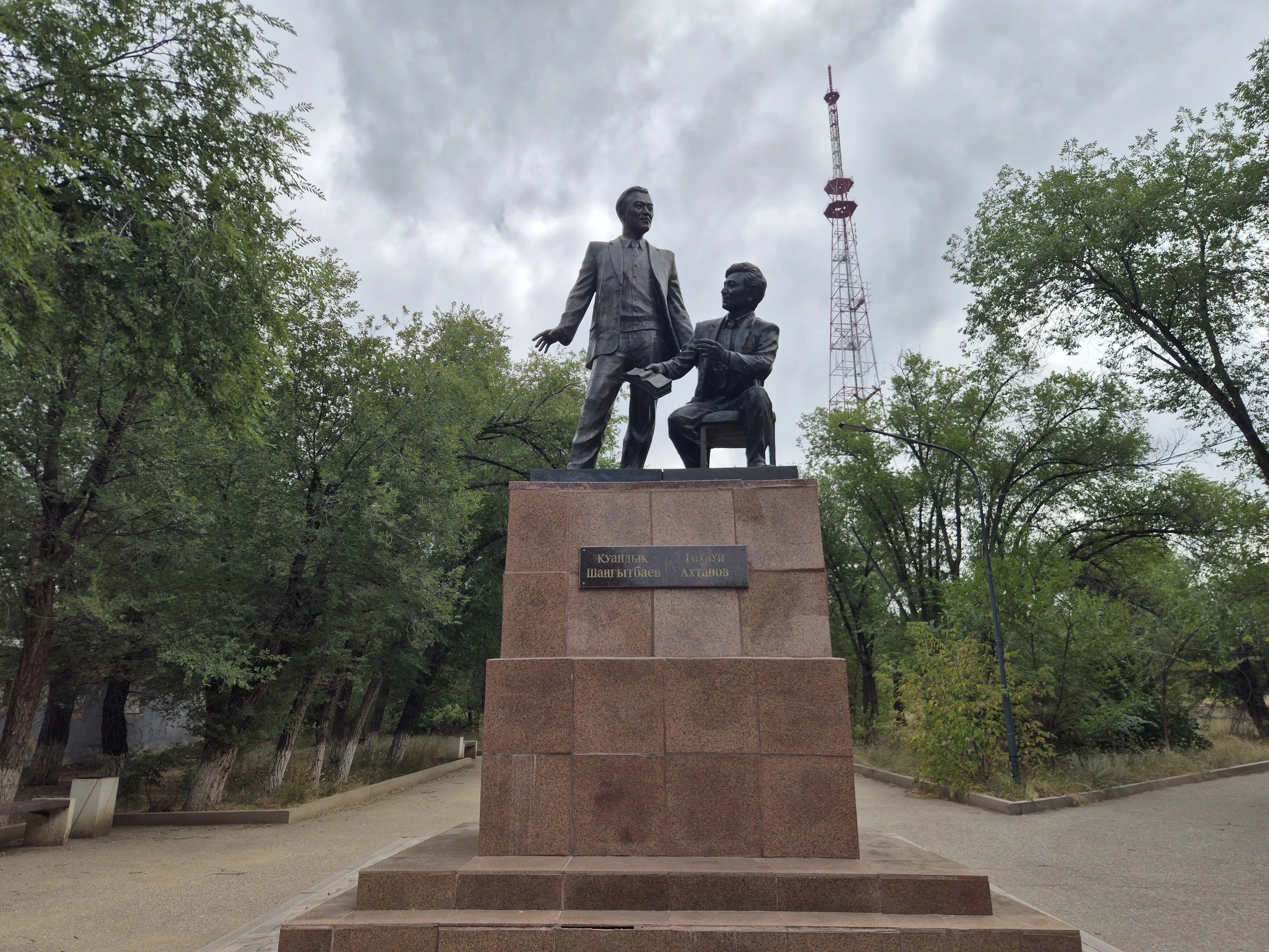 Памятник Т. Ахтанову и К. Шангытбаеву