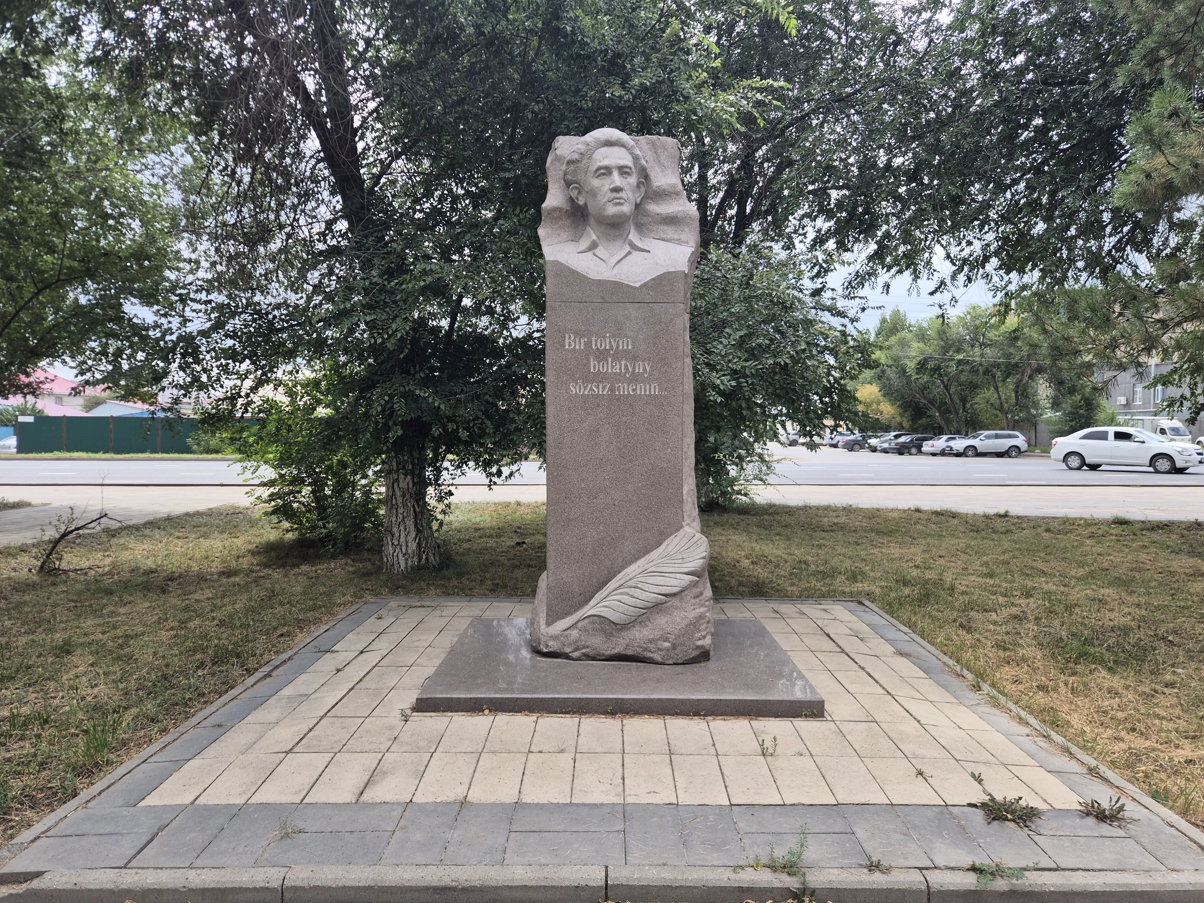 Төлеген Айбергеновтің ескерткіш-мүсіні
