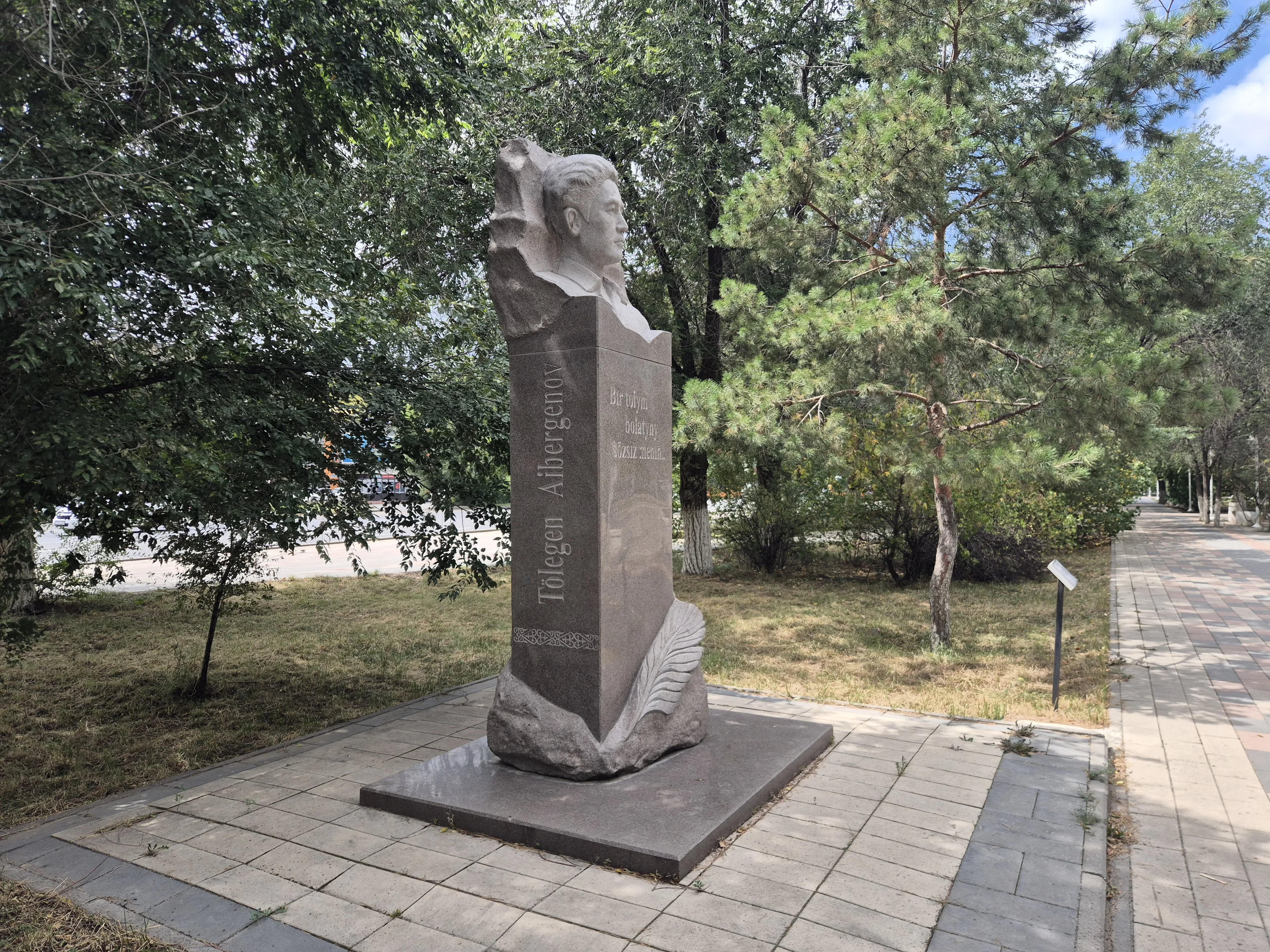 Төлеген Айбергеновтің ескерткіш-мүсіні