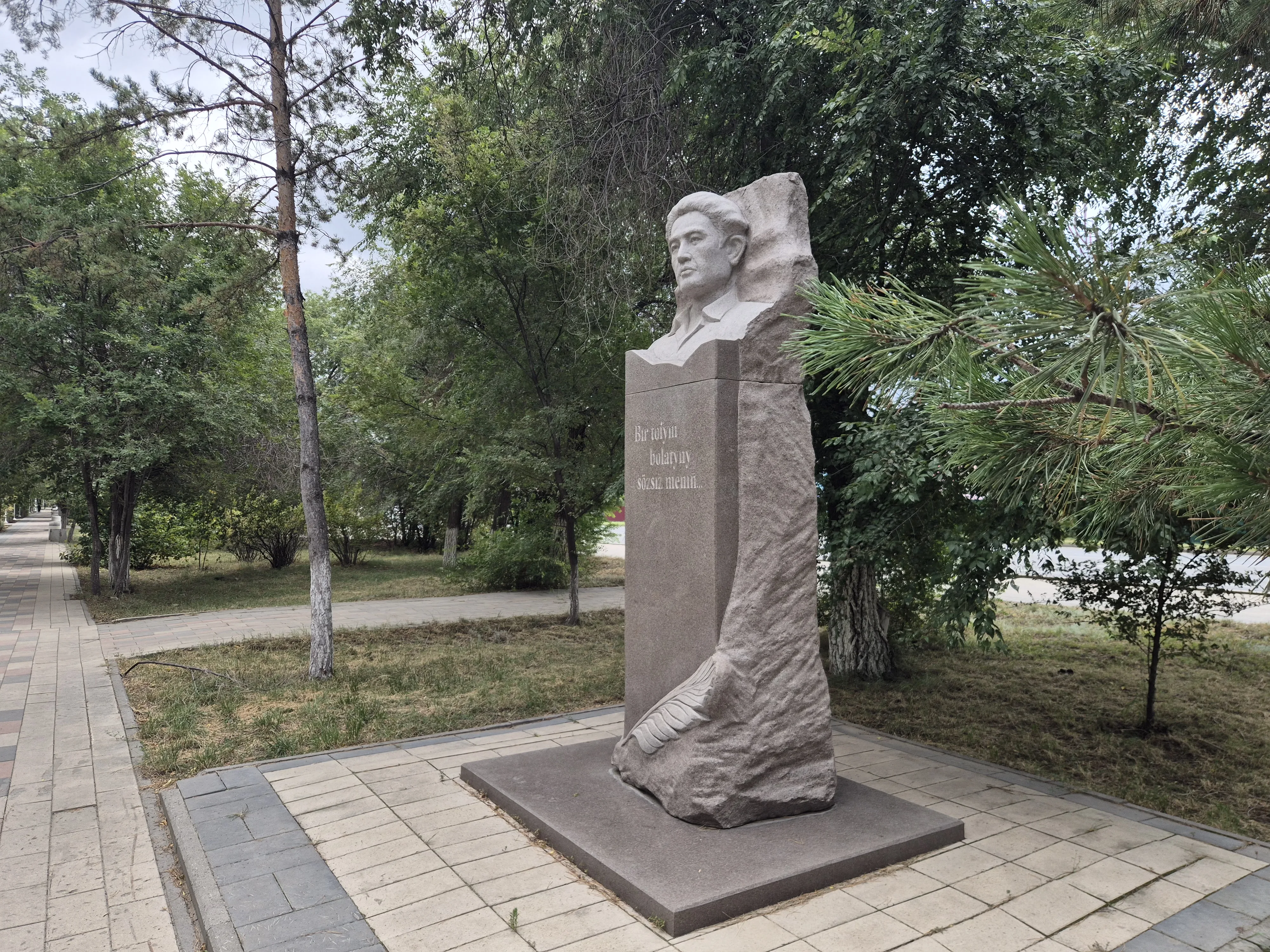 Төлеген Айбергеновтің ескерткіш-мүсіні