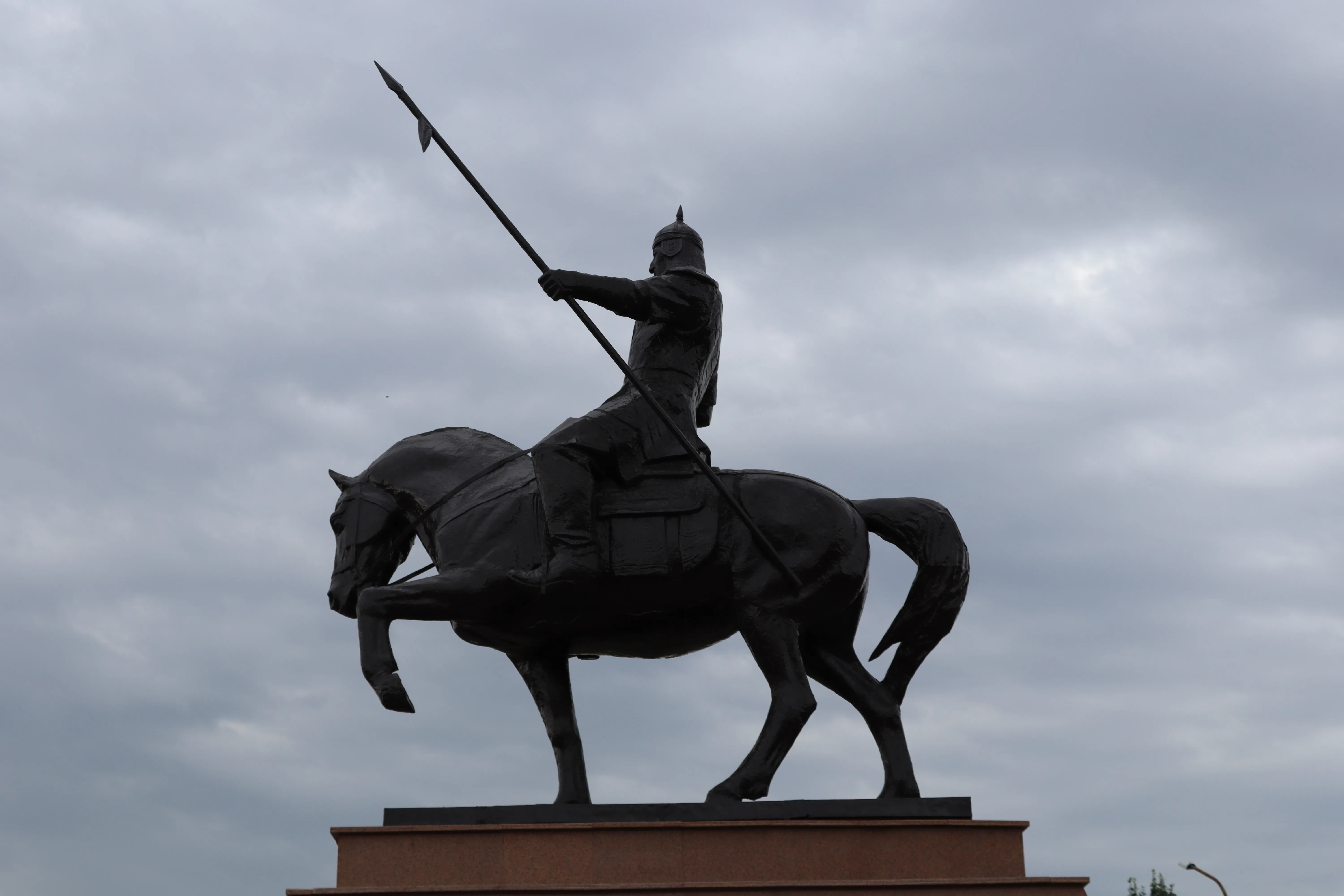 Есет Көтібарұлы ескерткіші