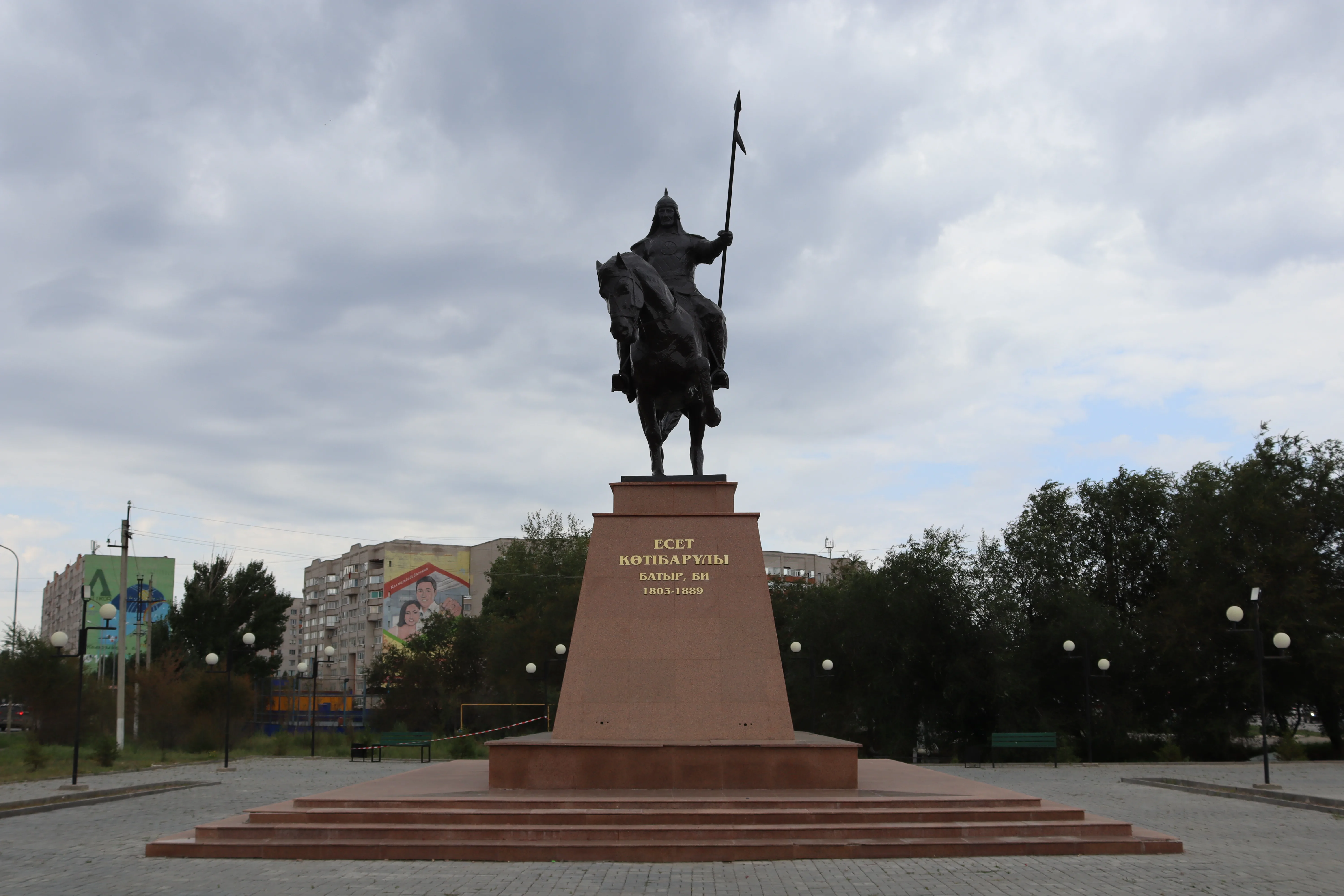Есет Көтібарұлы ескерткіші