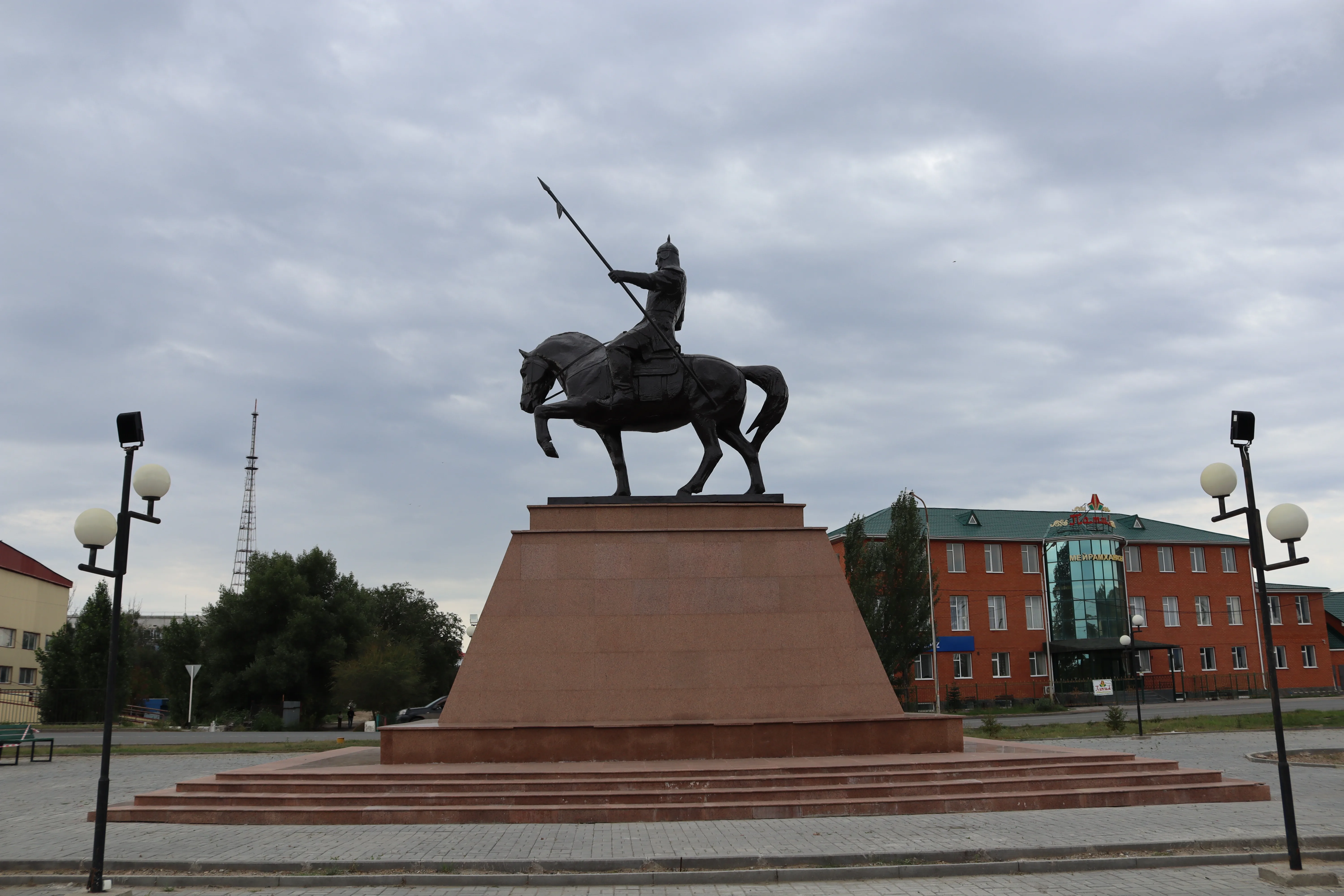 Есет Көтібарұлы ескерткіші