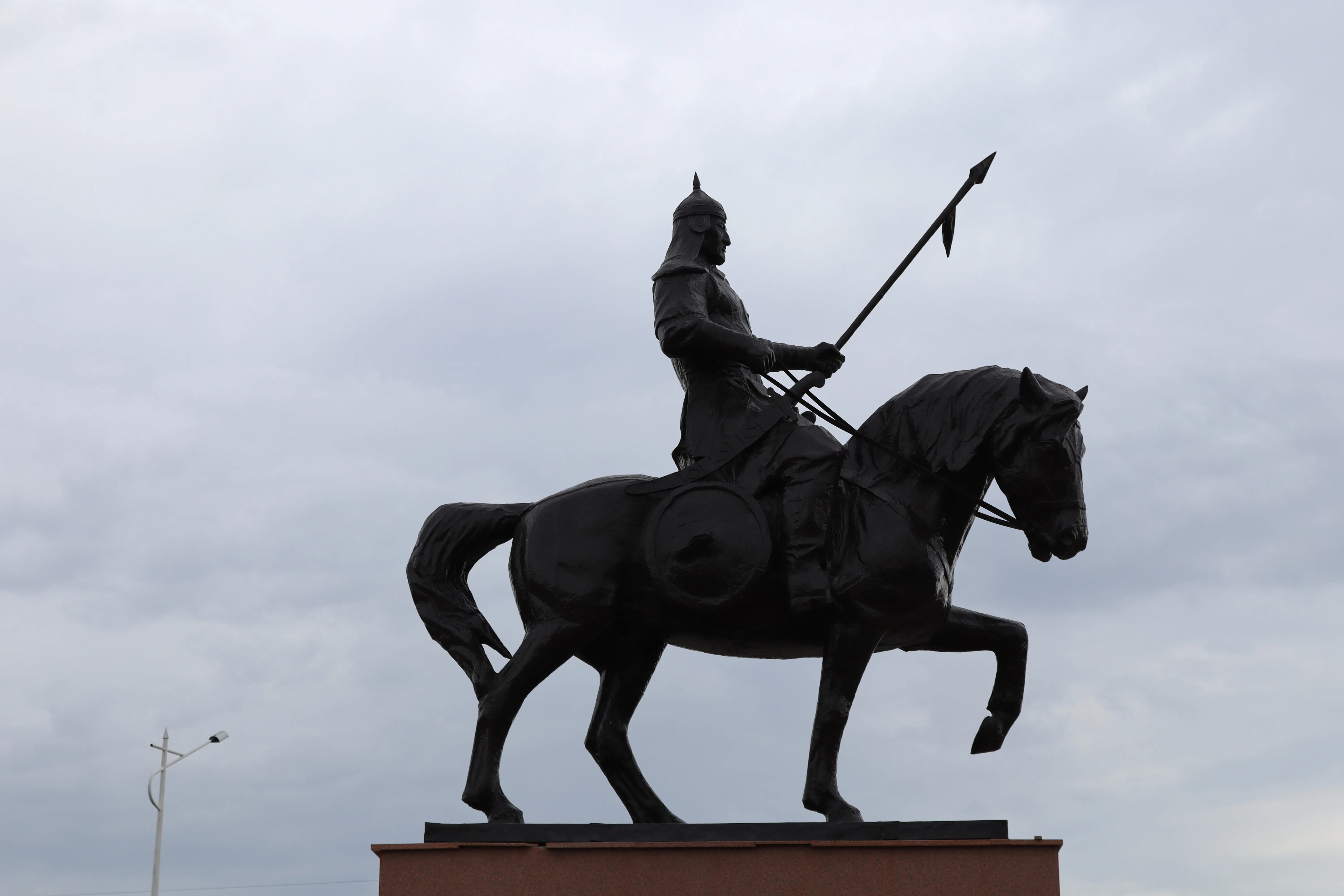 Есет Көтібарұлы ескерткіші