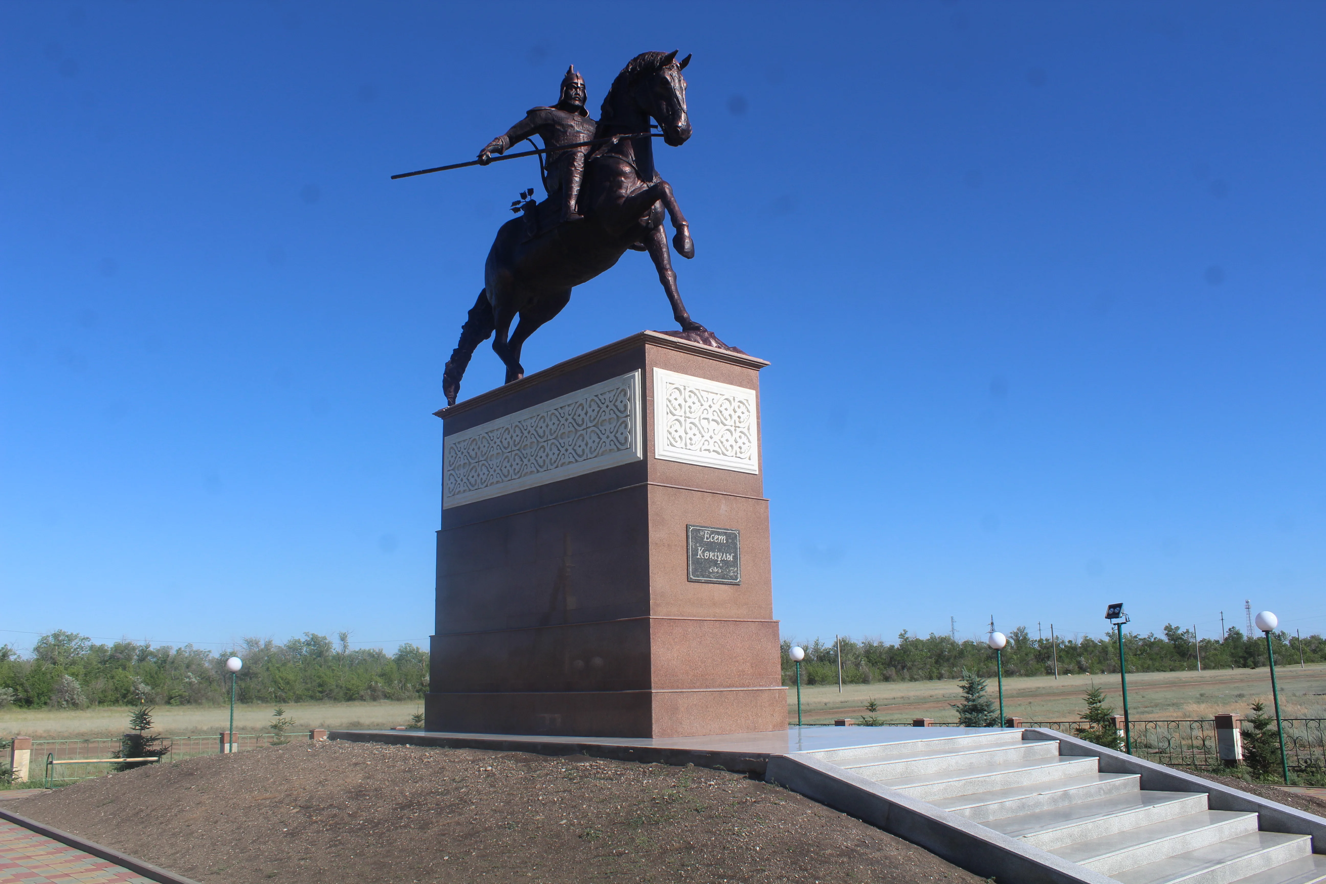 Есет батыр Көкіұлы ескерткіші