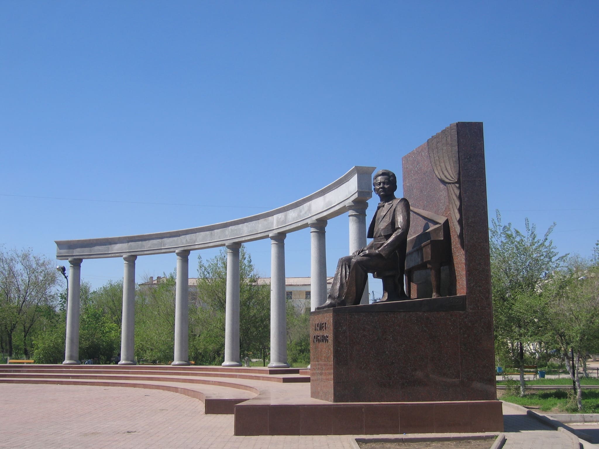 Памятник Жубанову в Актюбинске