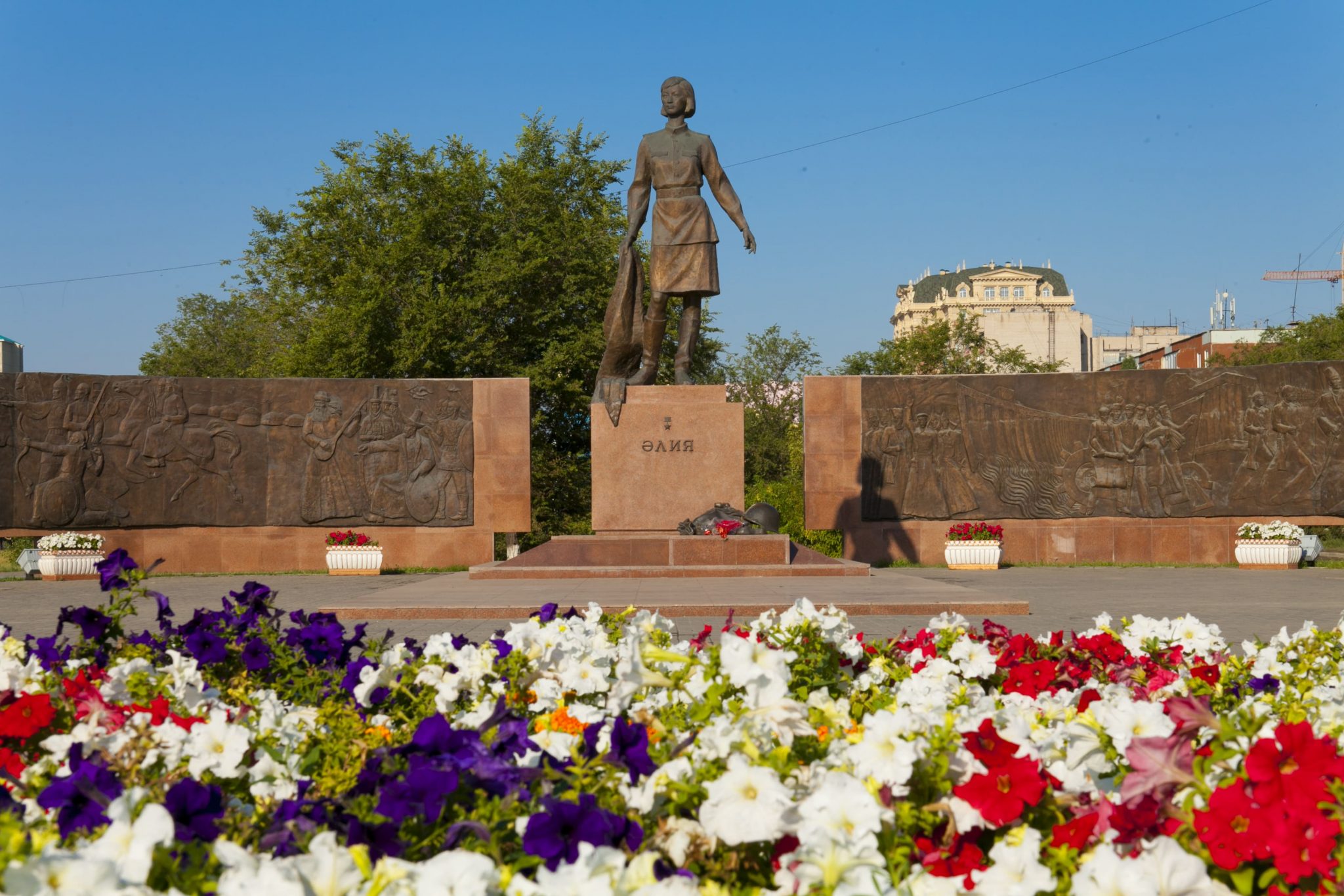 Памятник Алии Молдагуловой в Актобе
